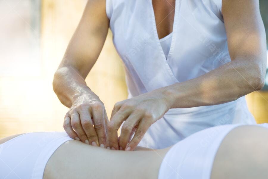 Massagem terapêutica em abdômen