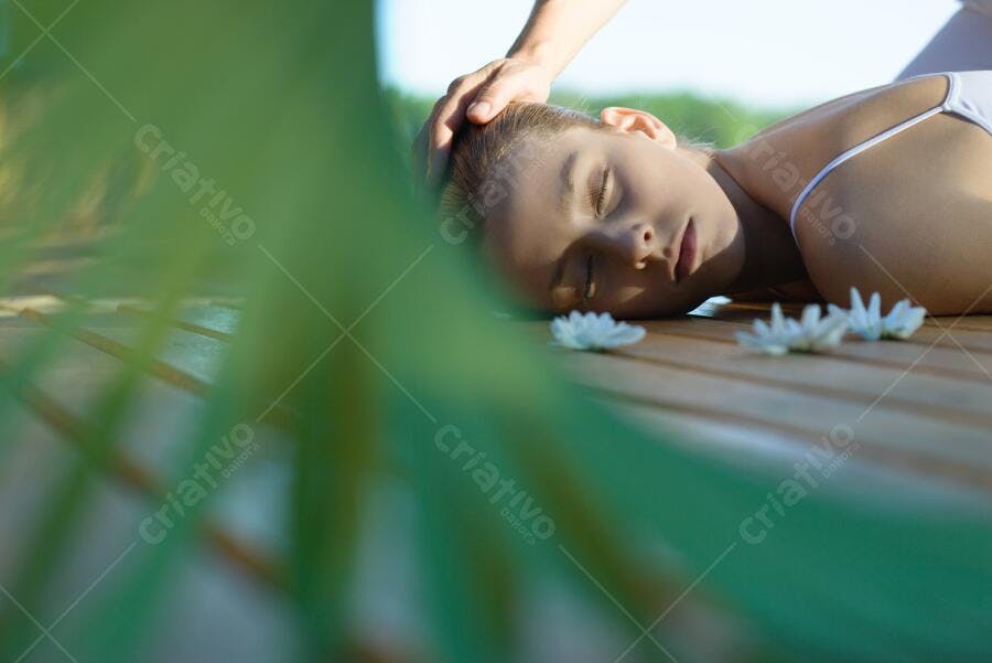 Massagem relaxante ao ar livre com flores