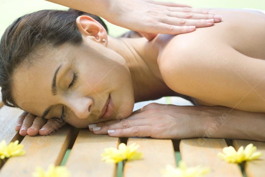 Massagem relaxante em spa ao ar livre