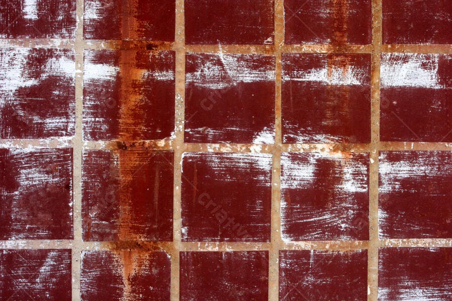 Ladrilhos desgastados vermelho-escuro e branco