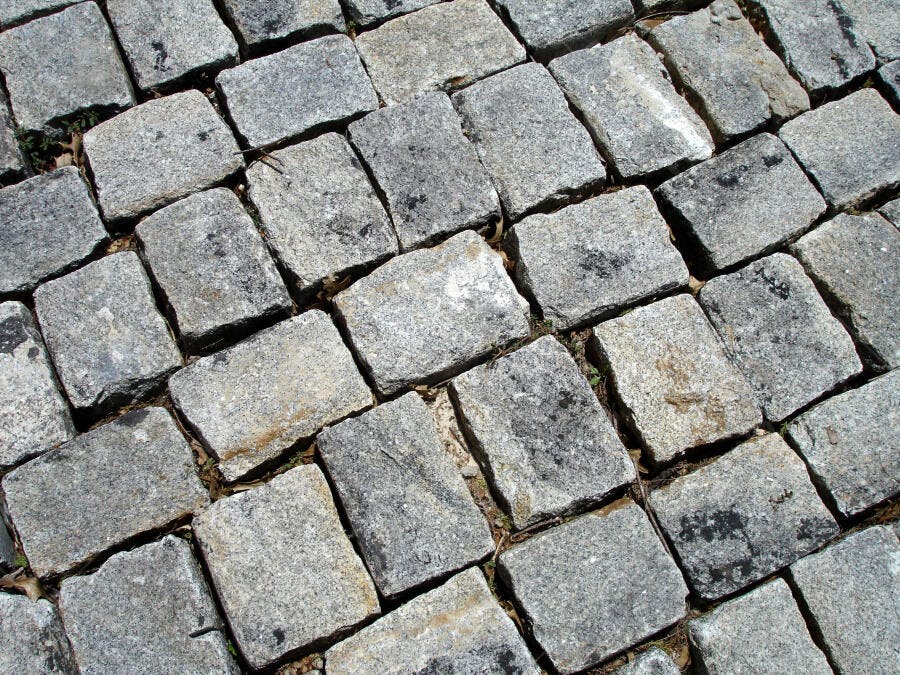 Calçamento de Pedras Cinza em Padrão Diagonal