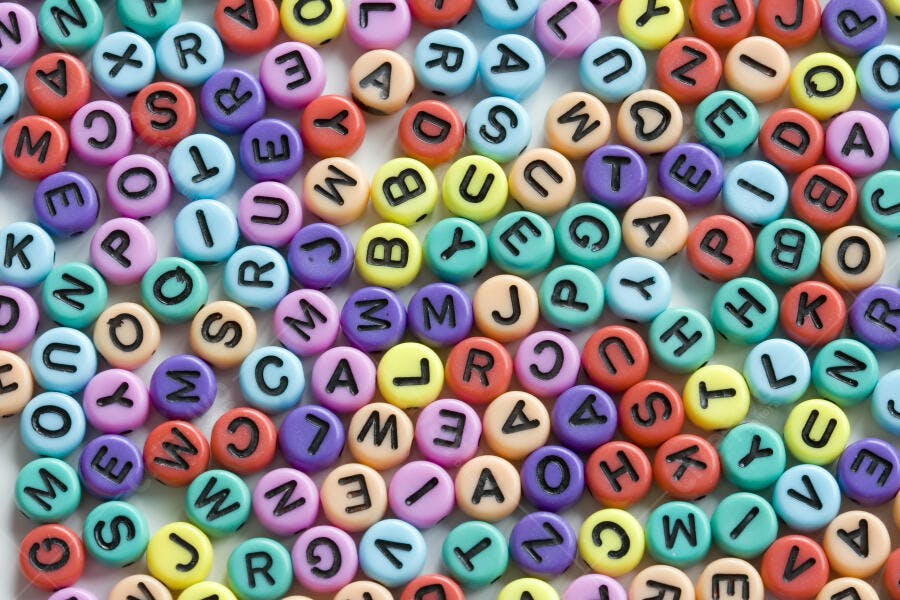 Perolas coloridas com letras do alfabeto