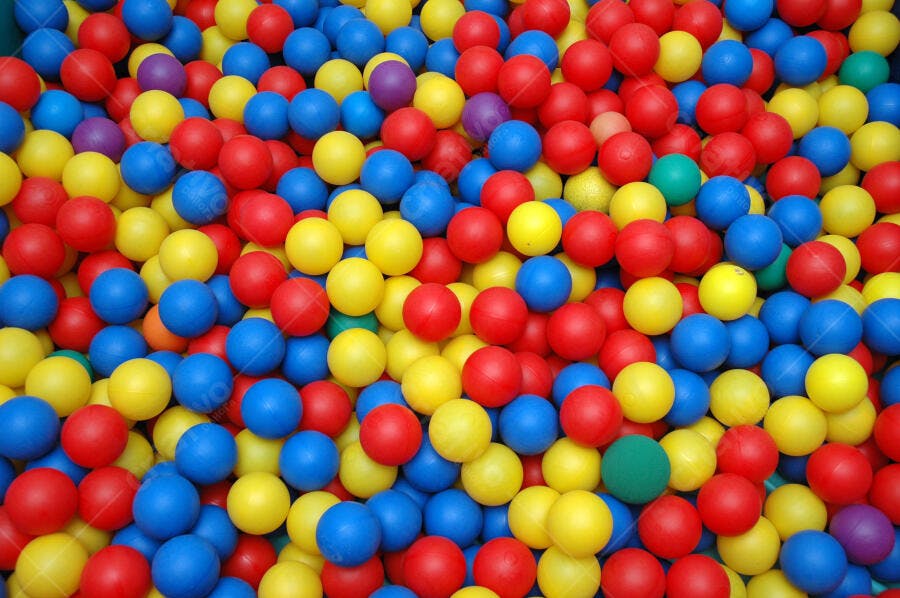 Bolas coloridas em piscina de bolinhas