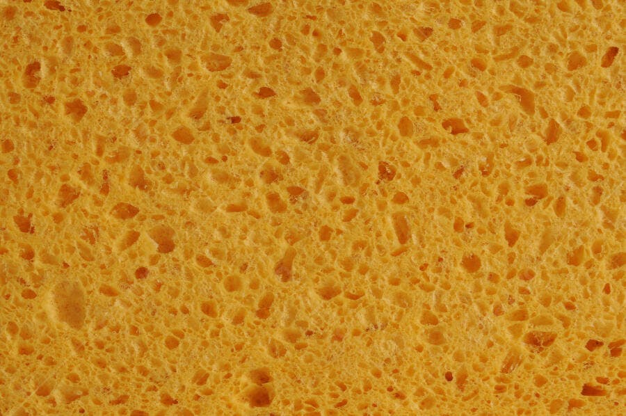 Esponja amarela textura porosa