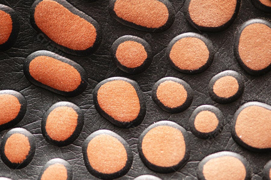 Textura de couro preto com pontos laranja