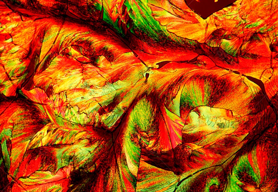 Cristais microscópicos vermelhos e verdes