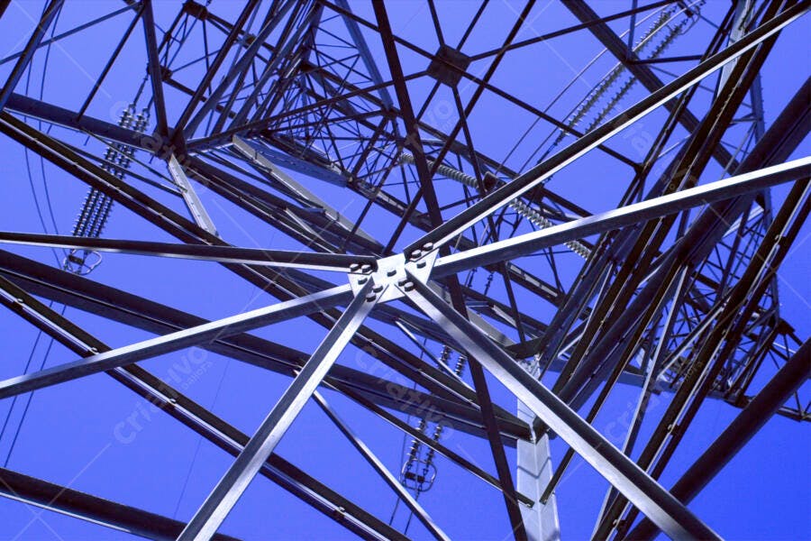 Estrutura metálica torre elétrica céu azul