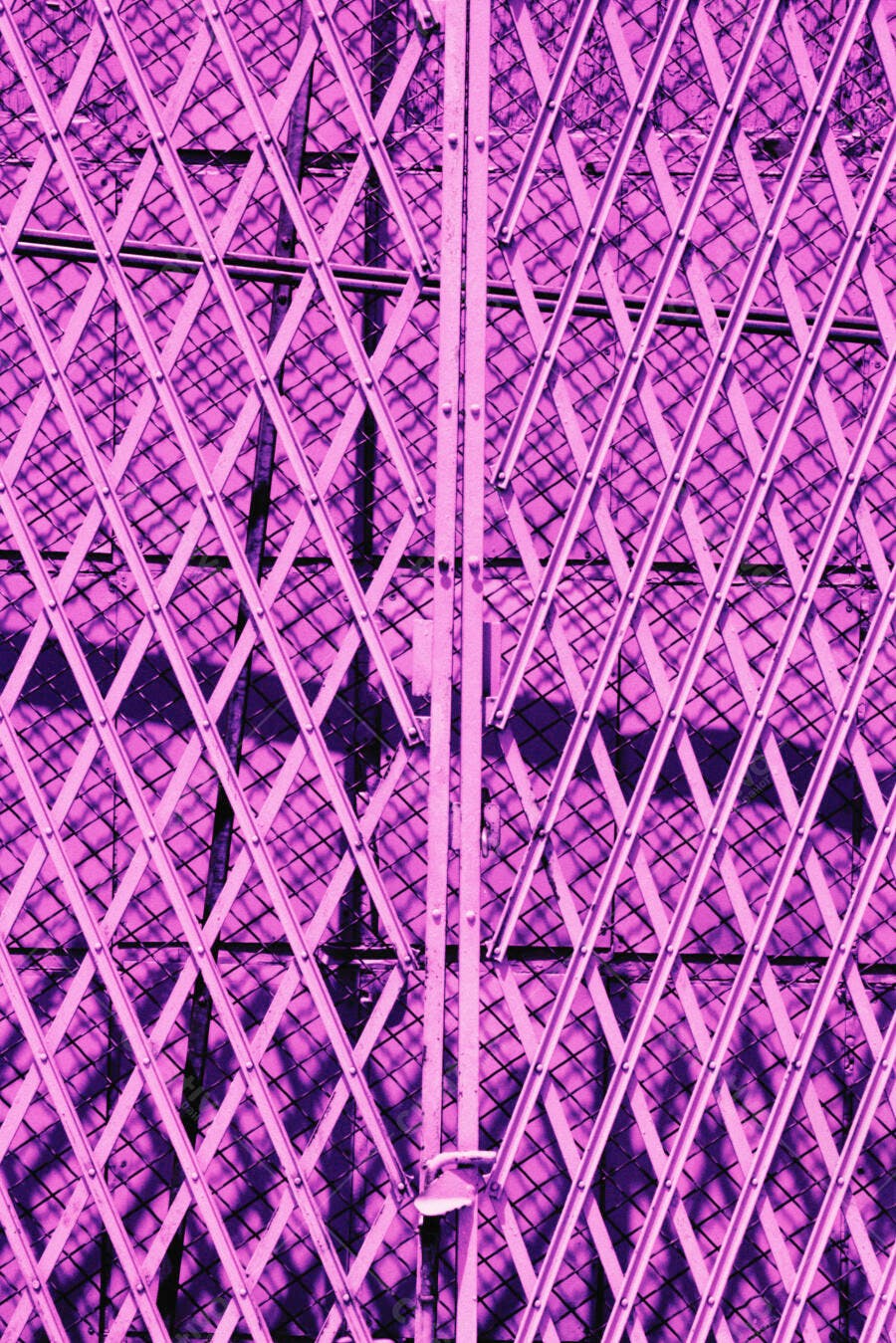 Portão de metal roxo em grade diagonal
