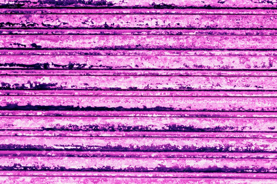 Portão de metal enferrujado rosa e roxo