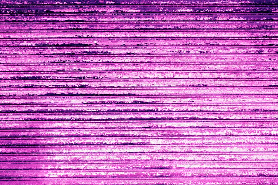 Portão de metal roxo enferrujado