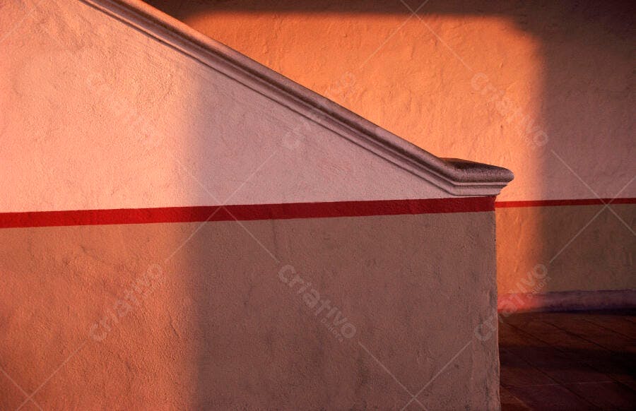 Escada antiga tons terrosos ao entardecer