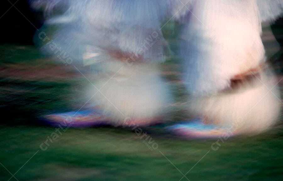 Dança Indígena em Movimento Borrado