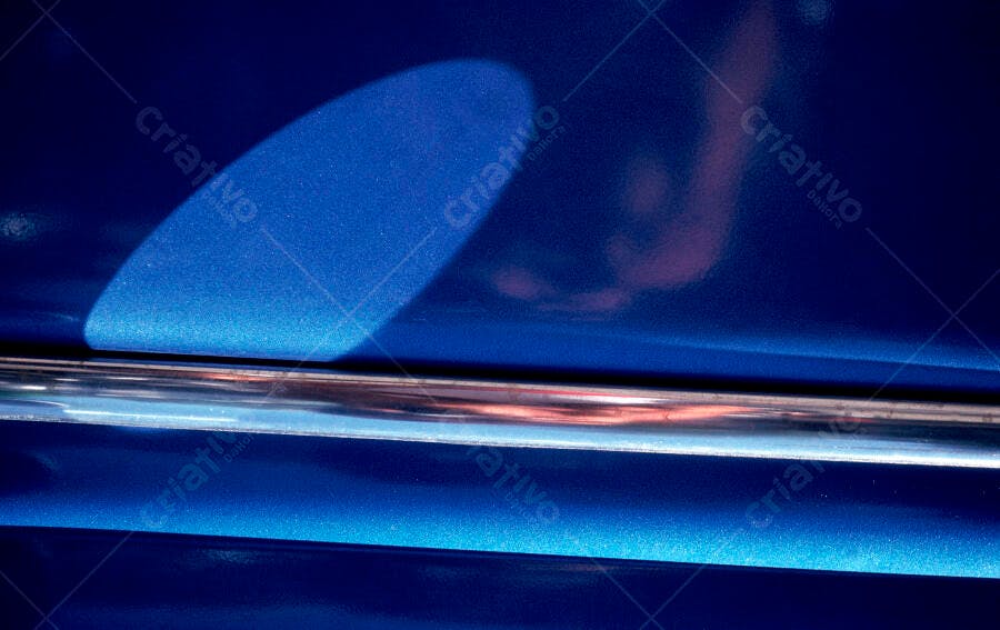 Detalhe metálico em carro azul