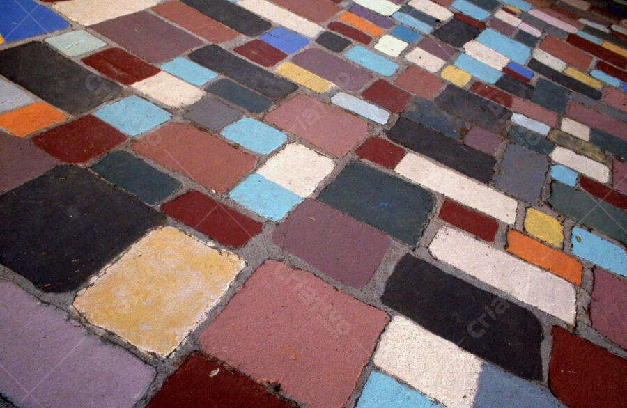 Piso colorido em padrão geométrico