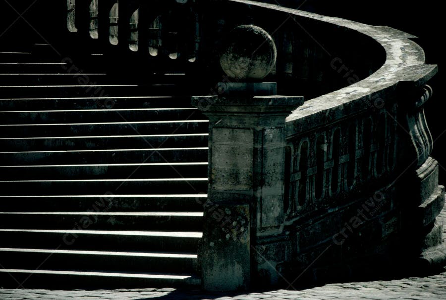 Escadaria de pedra antiga em tons escuros