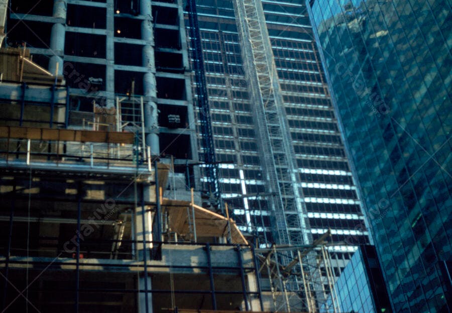 Construção de arranha-céu moderno em Nova York
