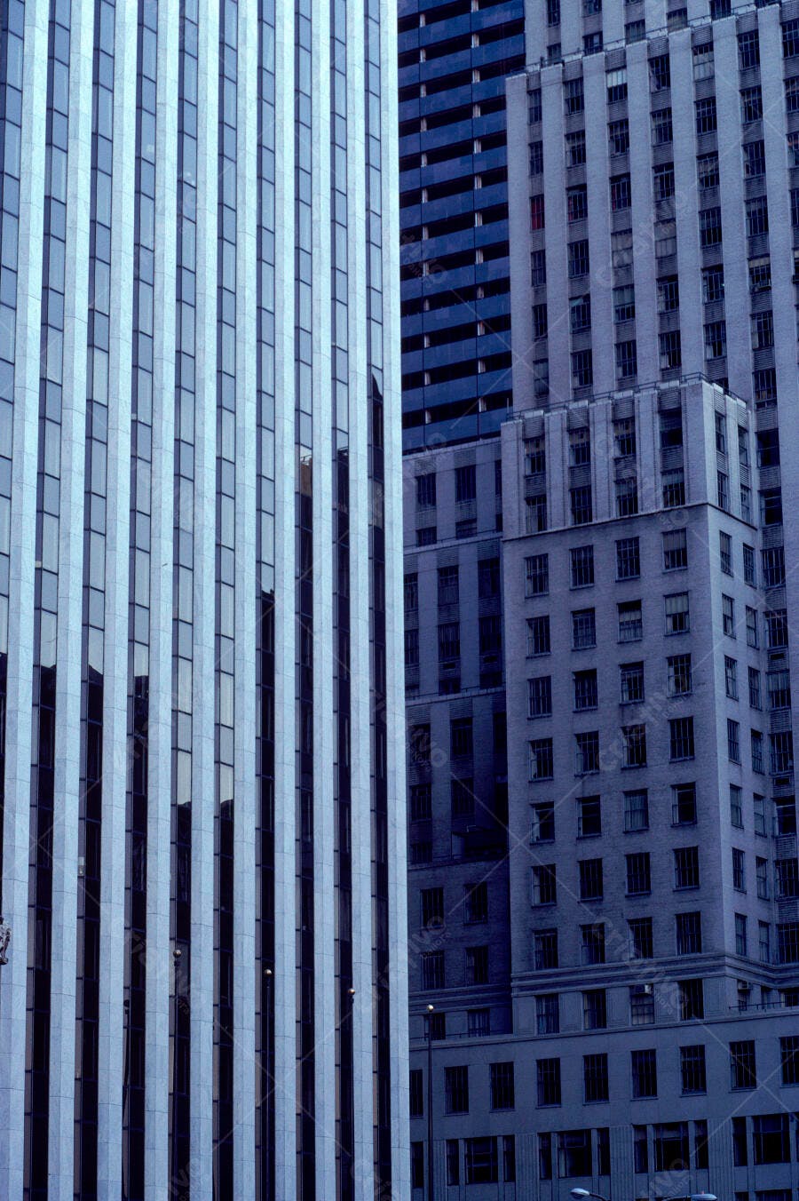 Edifícios modernos arquitetura urbana tons azulados