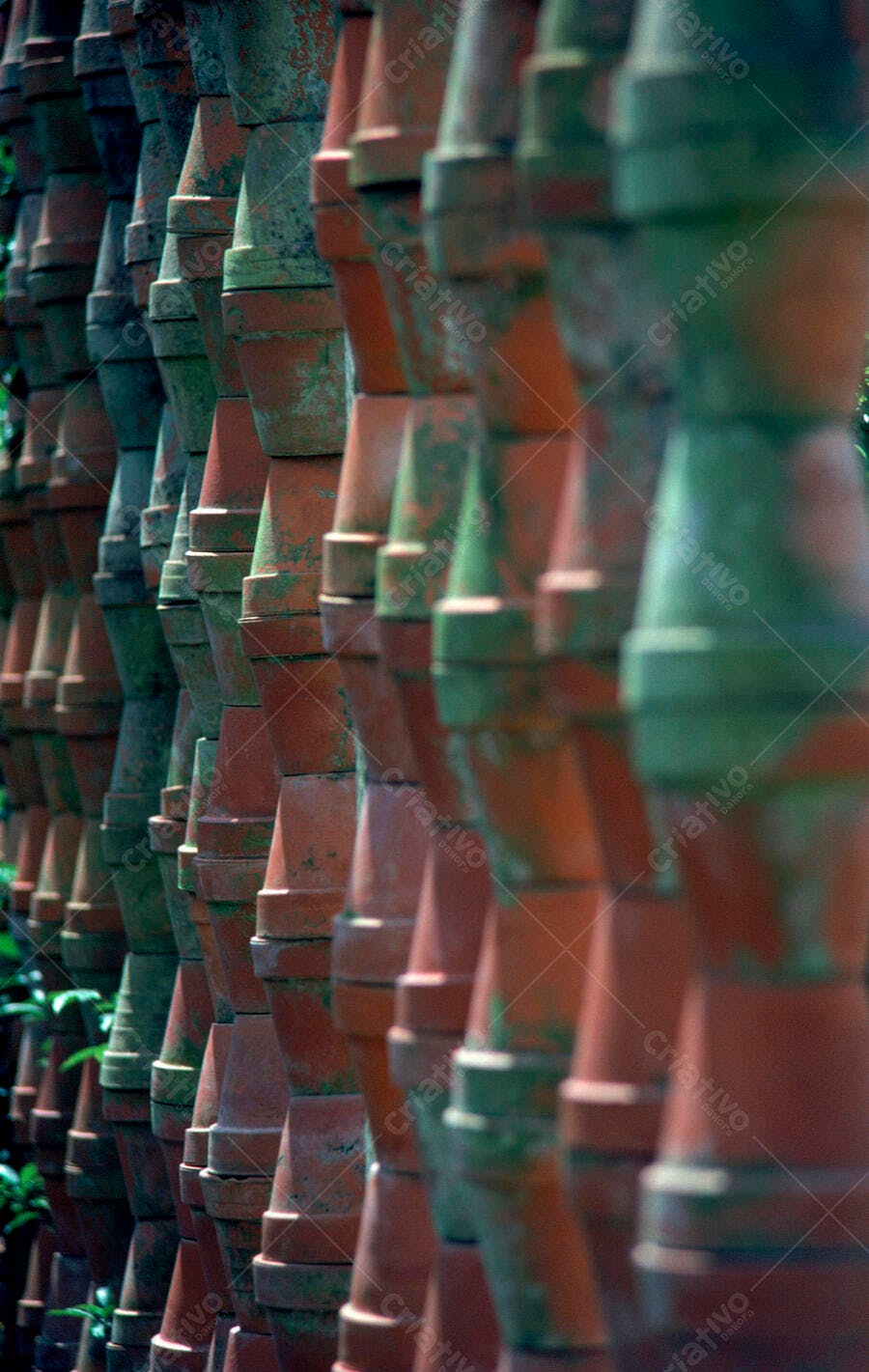 Vasos de cerâmica empilhados em jardim