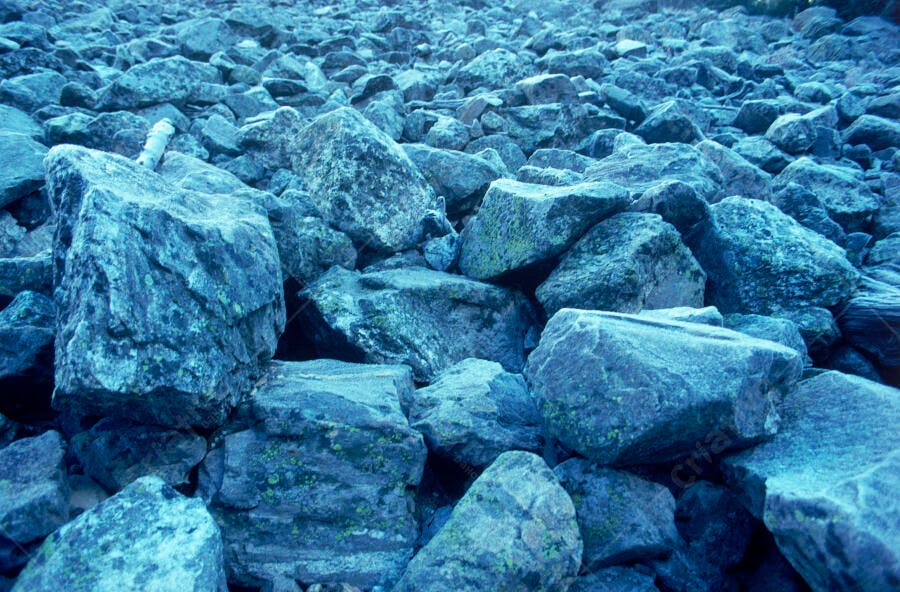 Pedras azuis em paisagem rochosa
