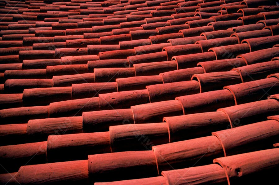 Telhas de barro vermelhas em padrão diagonal