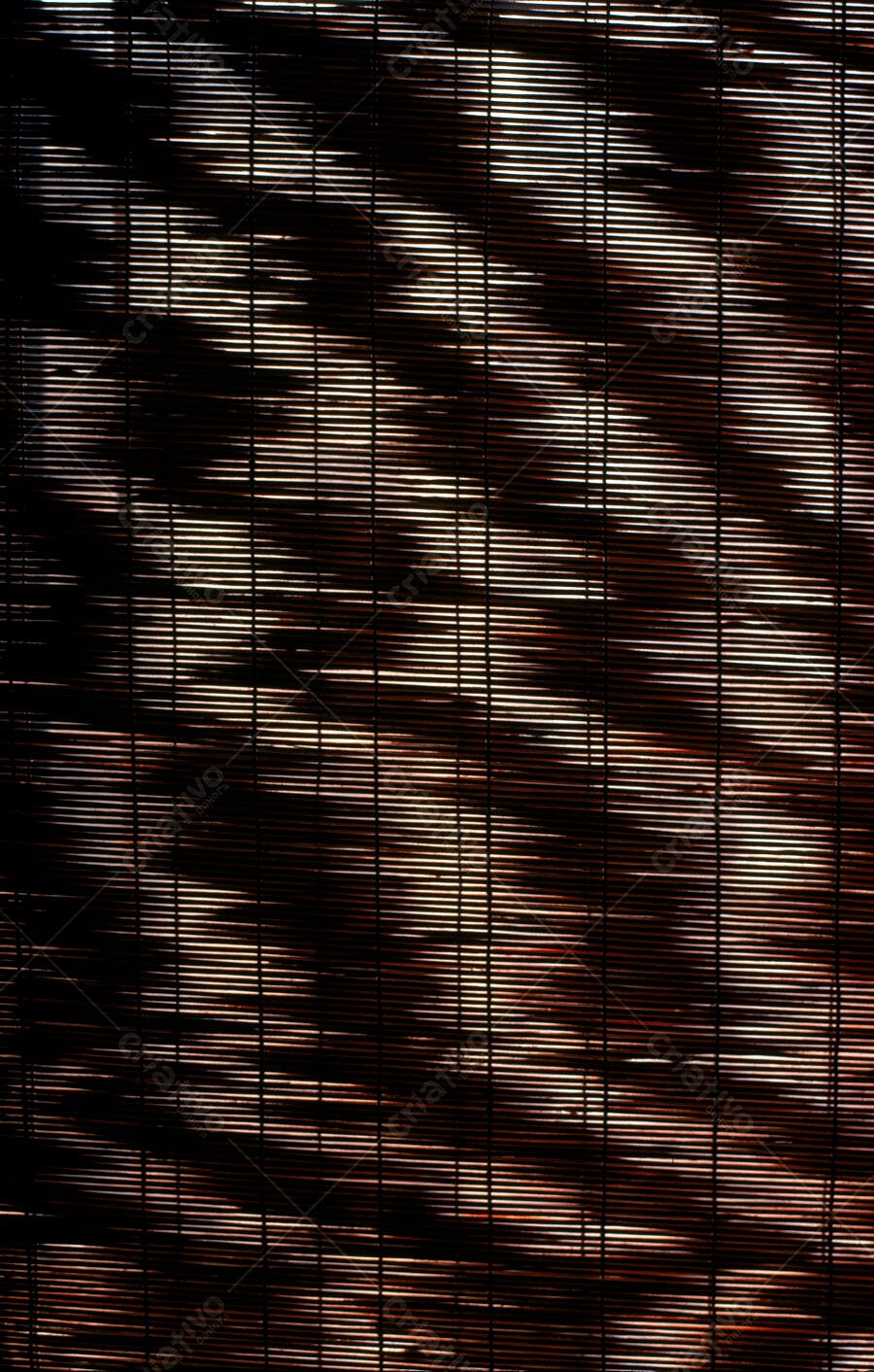 Persianas de bambu com sombras de luz solar