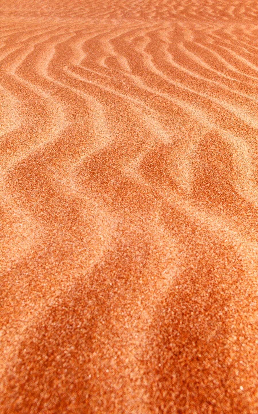 Ondulações de areia laranja no deserto