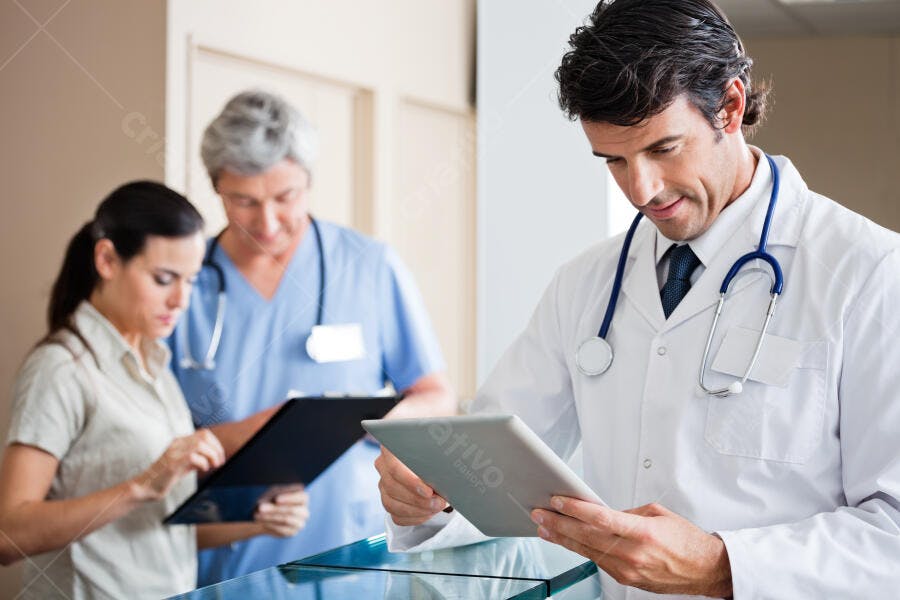 Médico usando tablet em hospital