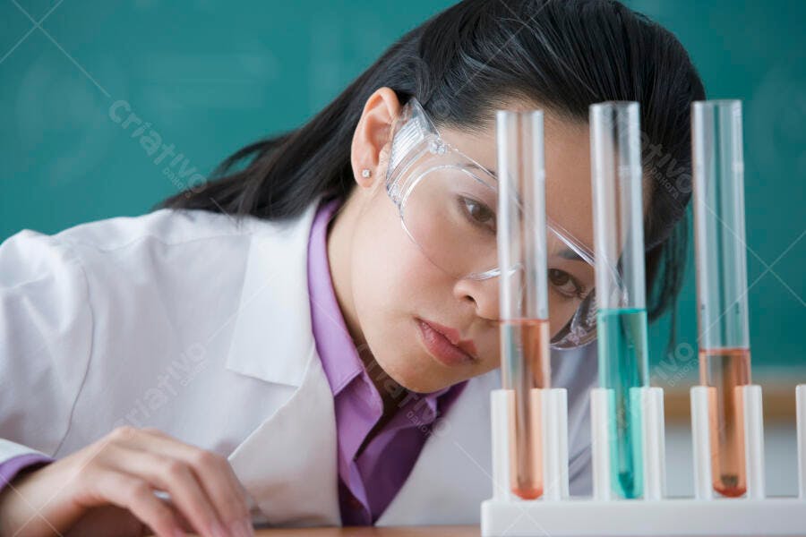 Cientista asiática analisando tubos de ensaio