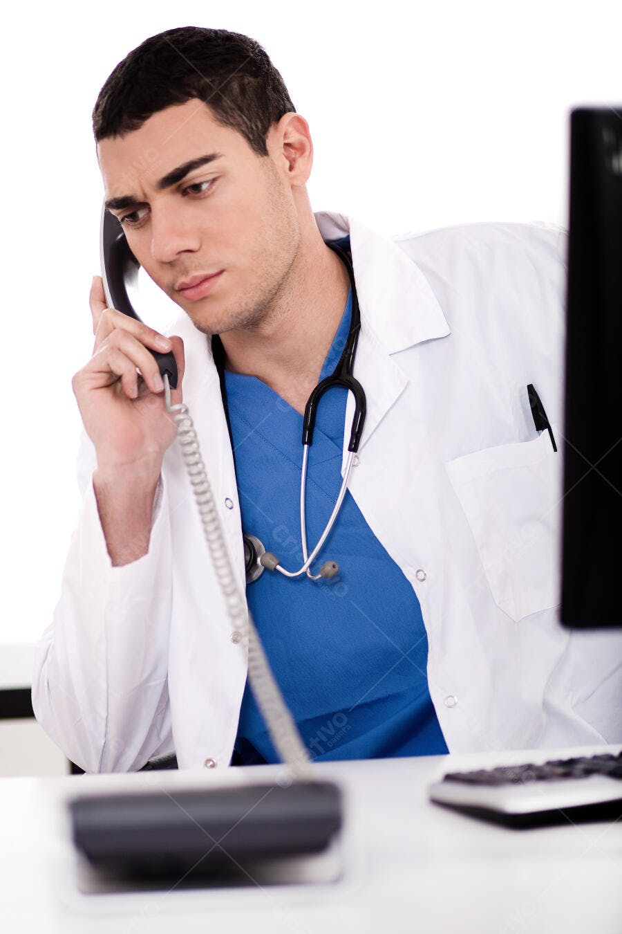 Médico atencioso ao telefone em consultório