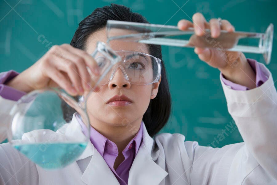 Cientista asiática misturando líquidos em laboratório