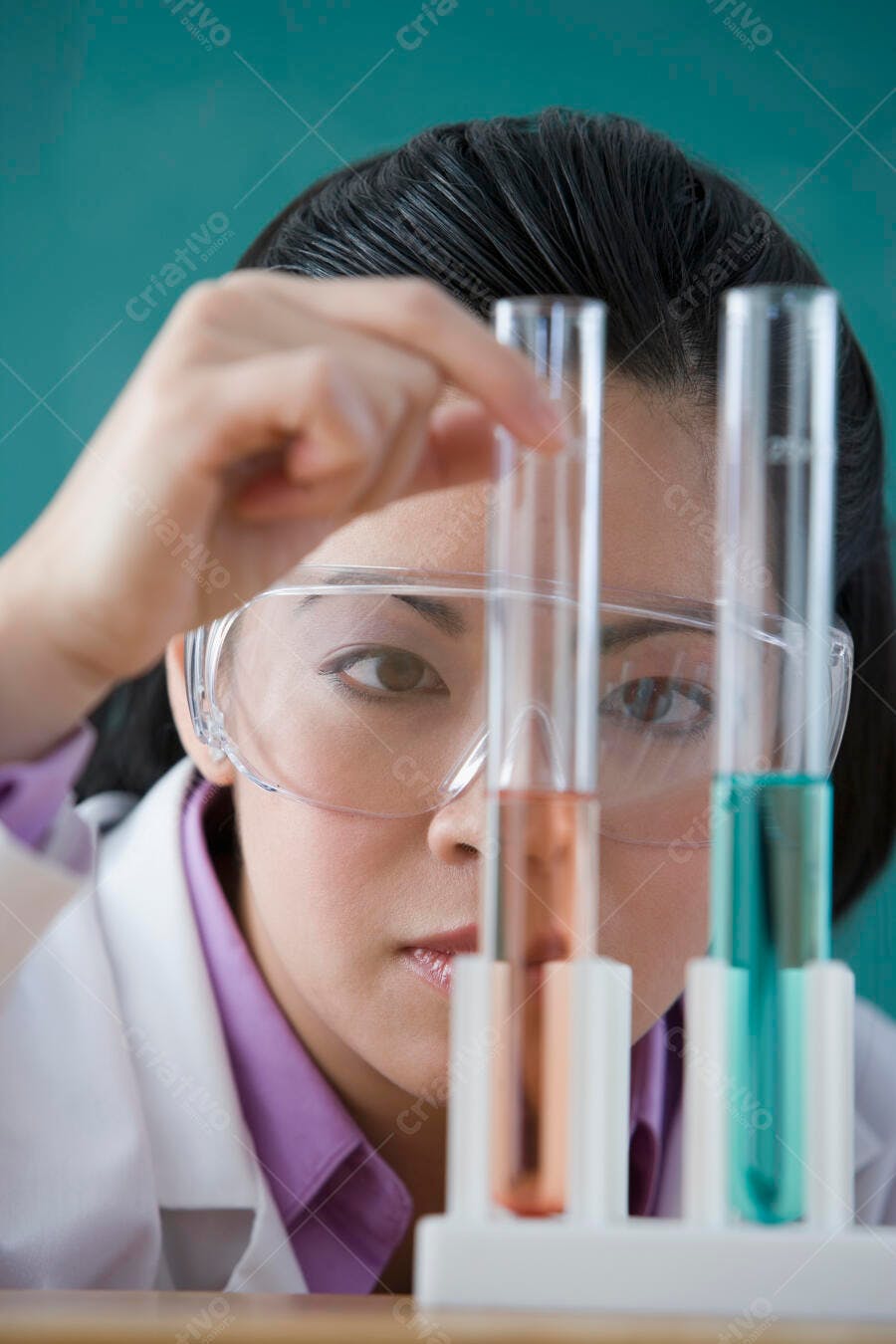 Cientista asiática analisando tubos de ensaio