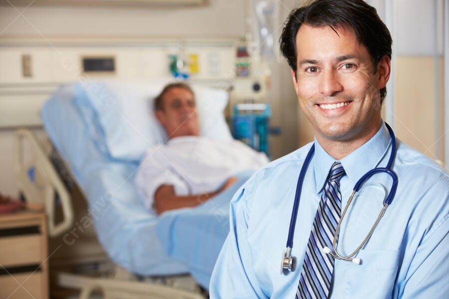 Médico sorrindo com paciente no hospital