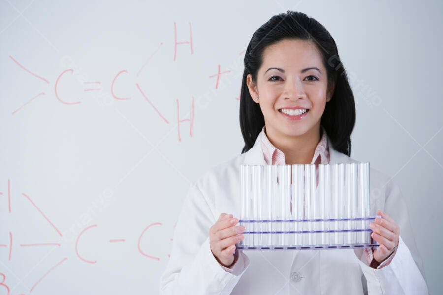 Cientista asiática segurando tubos de ensaio