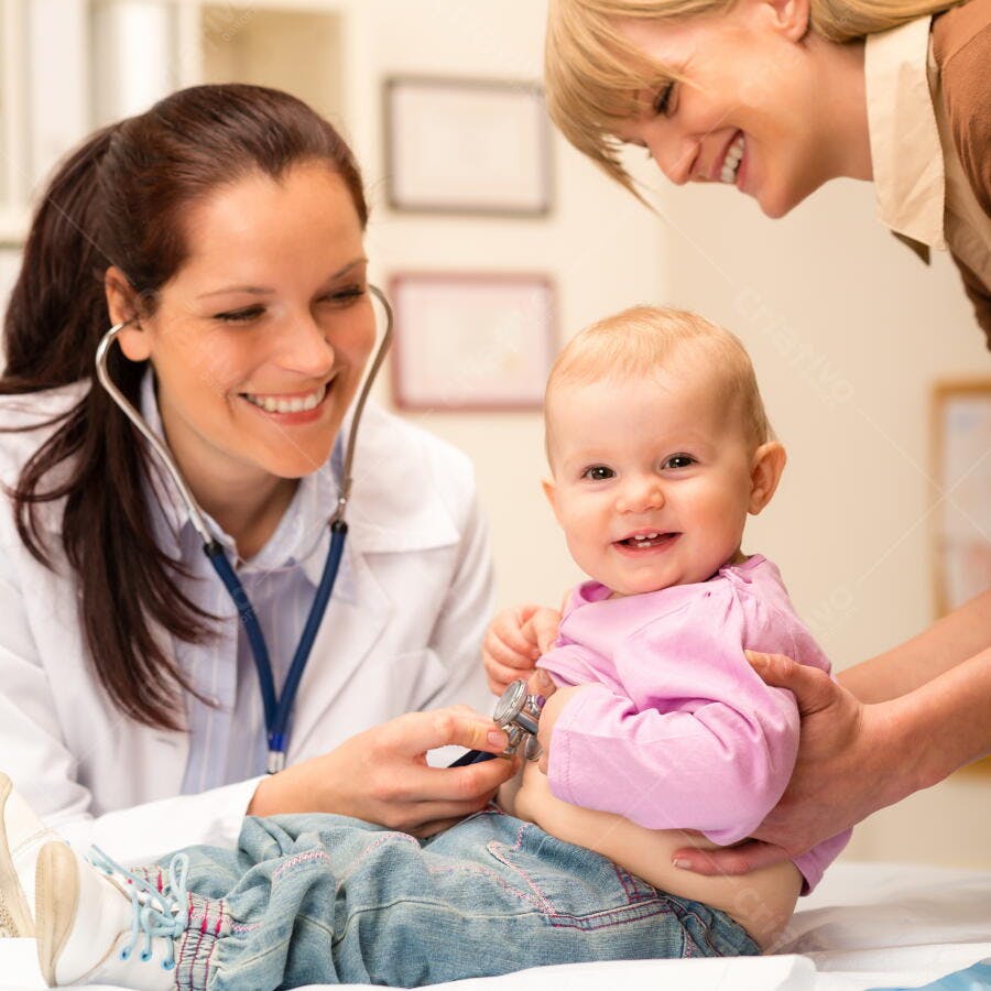 Bebê sorrindo em consulta médica com mãe