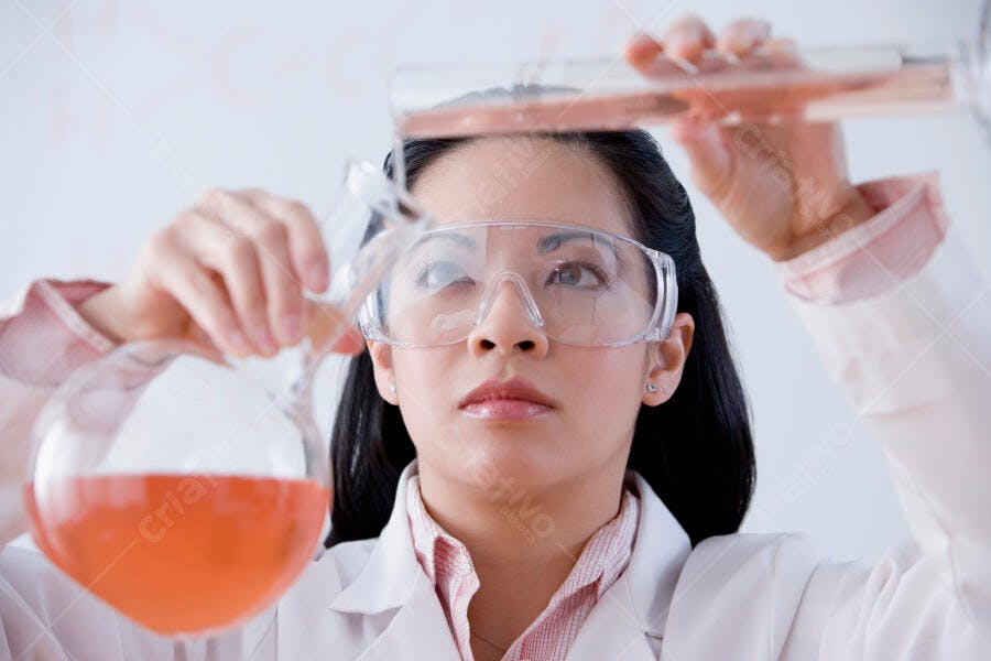 Cientista misturando líquidos em laboratório