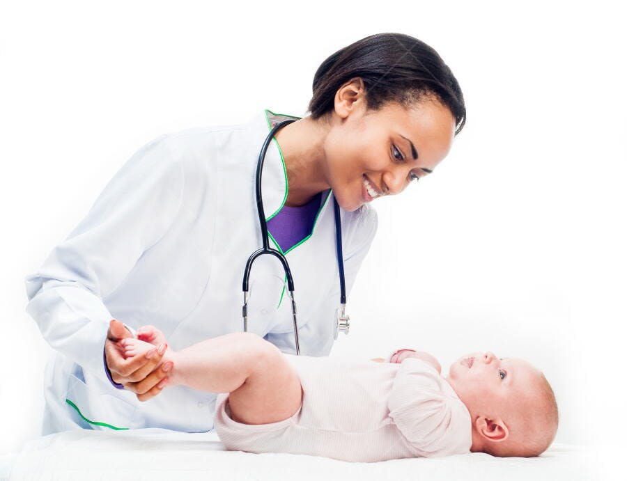 Médica examinando bebê recém-nascido