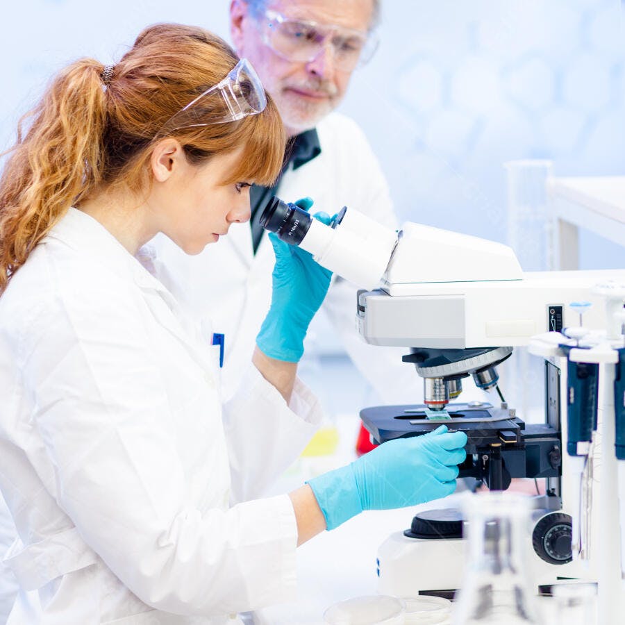 Cientista mulher usando microscópio em laboratório