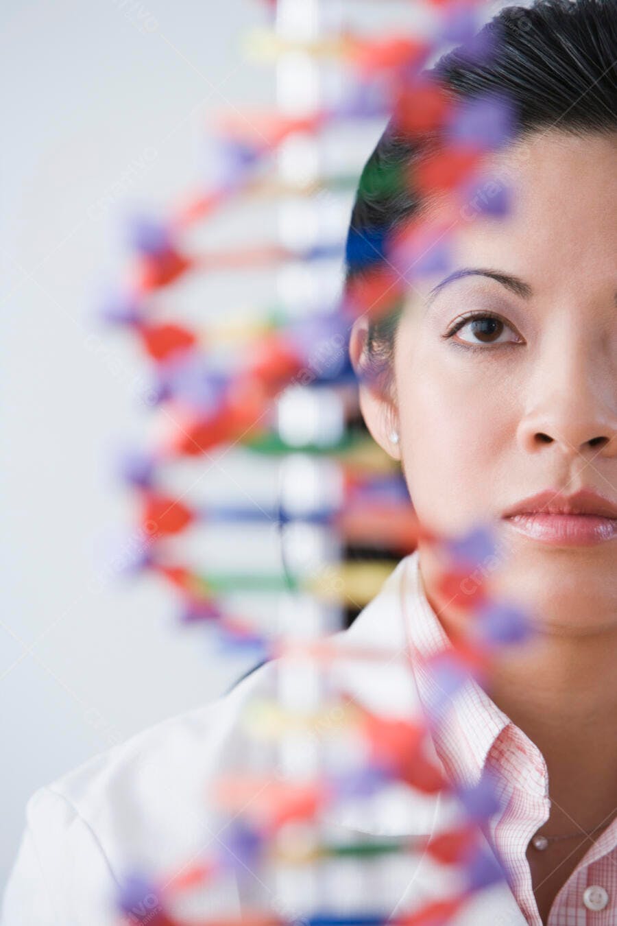 Cientista Asiática com Modelo de DNA