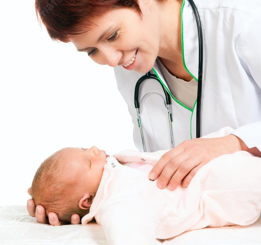 Médica examinando recém-nascido
