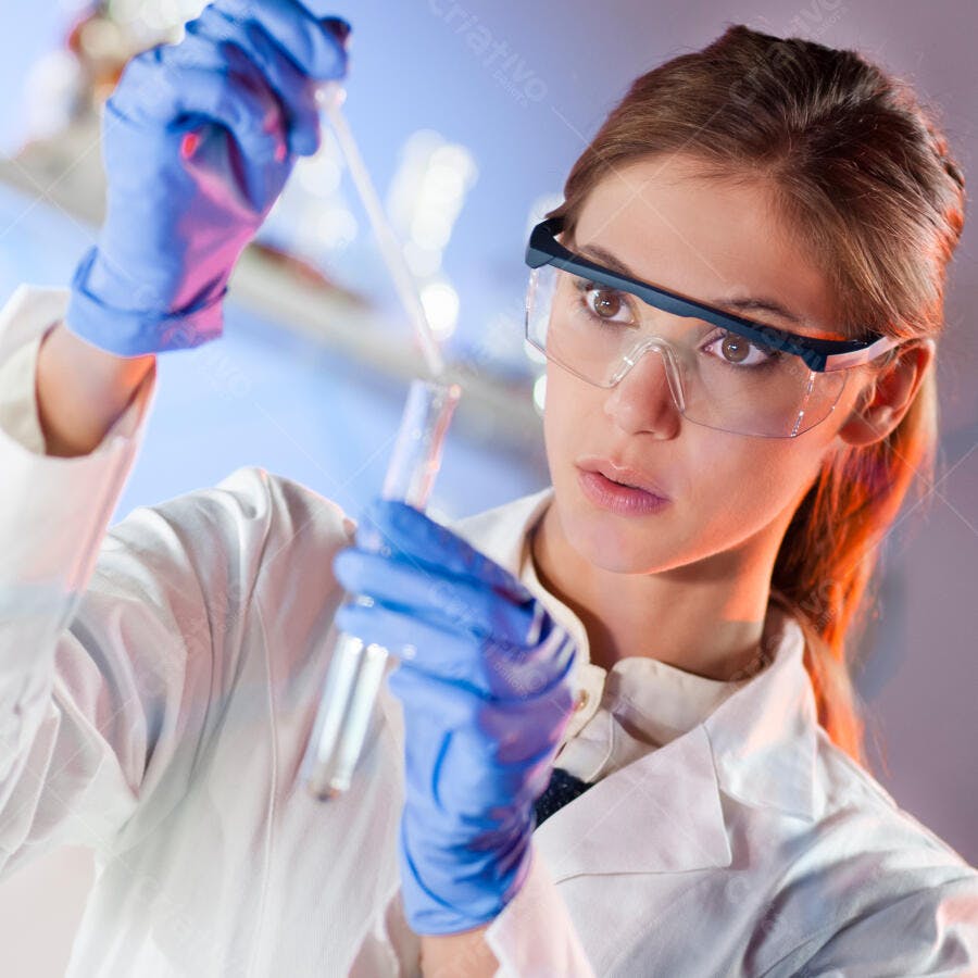 Cientista mulher em laboratório testando amostra