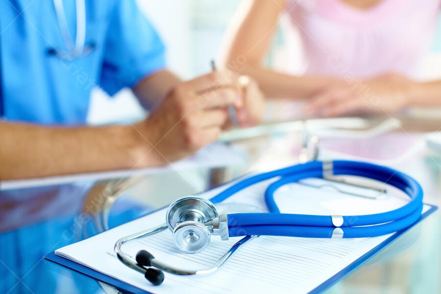 Estetoscópio azul em prancheta médica