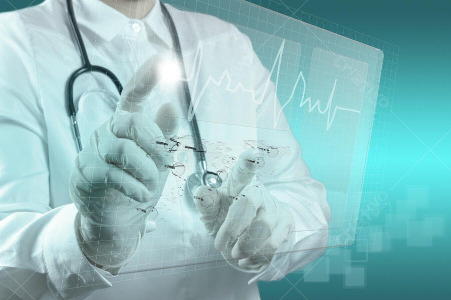 Médico usando tecnologia médica touchscreen