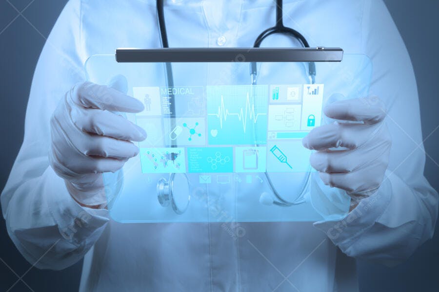 Médica com tablet tecnológico médico