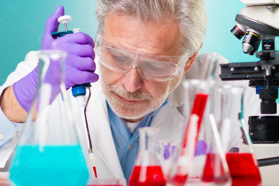 Cientista sênior em laboratório analisando amostras