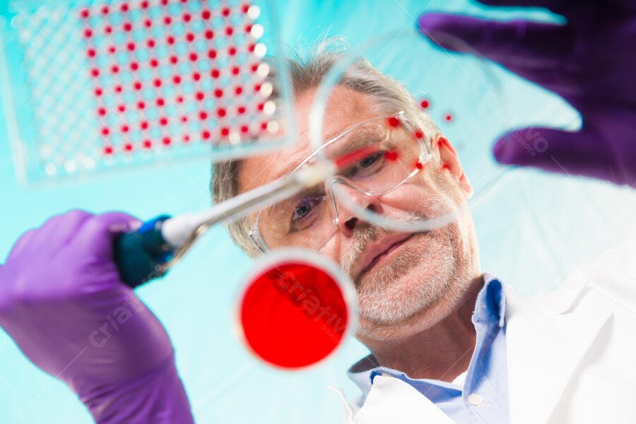 Cientista analisando amostras em laboratório
