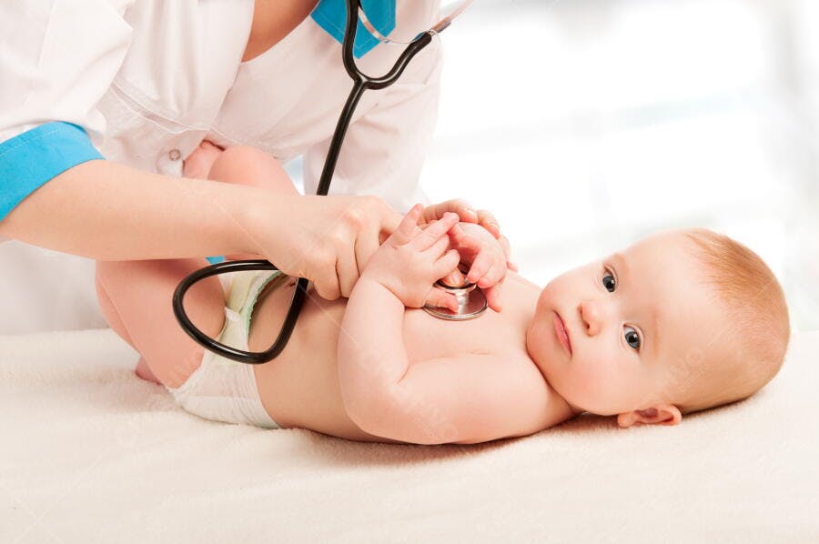 Bebê em consulta médica com estetoscópio