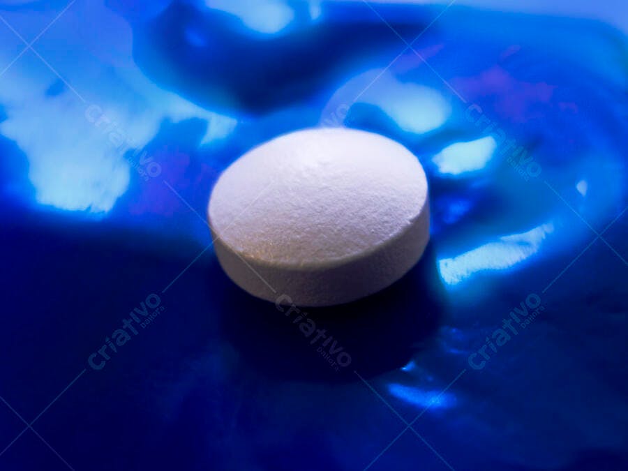 Comprimido branco sobre fundo azul