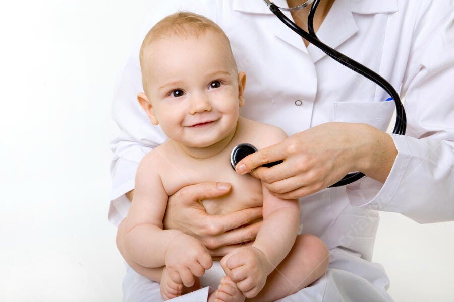 Bebê sorrindo exame médico pediatra