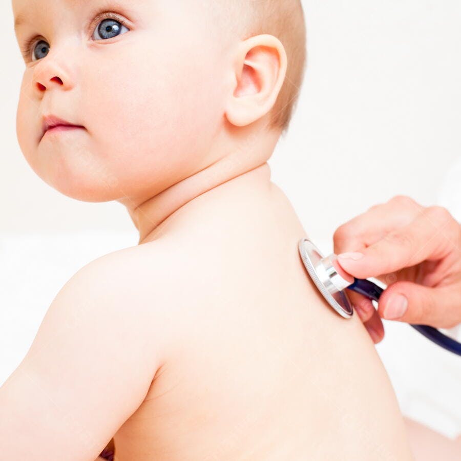 Bebê em consulta médica com estetoscópio