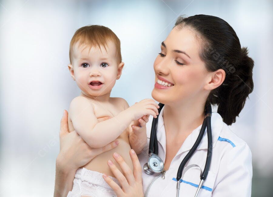 Bebê sorrindo com médica pediatra